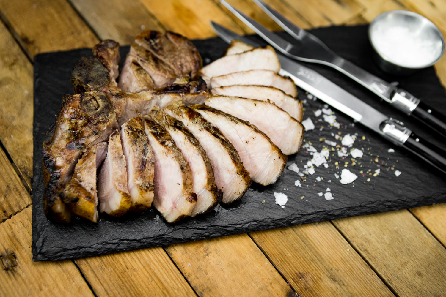 Dry Aged T-Bone Steak vom Oberpfälzer Landschwein – Premium Fleischqualität T-Bone-Steak vom Oberpfälzer Landschwein, dry aged, roh auf dunklem Holzuntergrund angerichtet – gut marmoriertes Fleisch mit deutlichem Knochenanteil, ideal zum Grillen oder Braten, hochwertige Fleischspezialität aus regionaler Aufzucht.