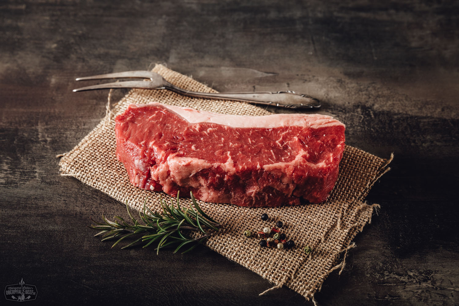 Nahaufnahme: Roastbeef Steak Wet Aged Vom Oberpfalz Rind mit feiner Marmorierung und höchster Frische.