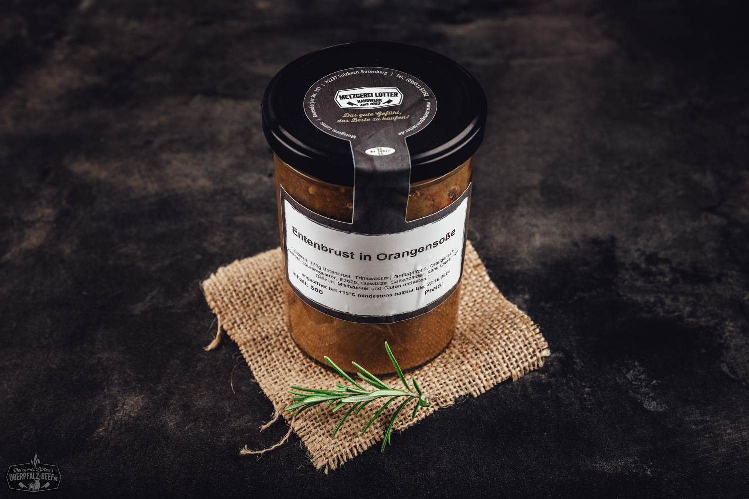 Ein Glas mit zart gebratener Entenbrust in einer fruchtigen Orangensoße, garniert mit frischen Kräutern, auf einem rustikalen hölzernen Tisch. Perfekt für Feinschmecker und Liebhaber der gehobenen Küche.