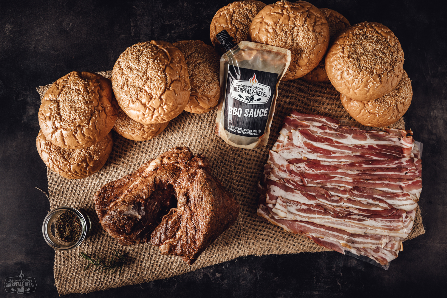 Sous Vide Pulled Pork Box vom Oberpfälzer Landschwein – fertig gegartes BBQ Fleisch Sous-vide gegartes Pulled Pork vom Oberpfälzer Landschwein in geöffneter Kartonverpackung, portionsweise vakuumiert, mit Etikett und Fleischfasern deutlich sichtbar – hochwertige Fleischspezialität fix und fertig zum Erhitzen.