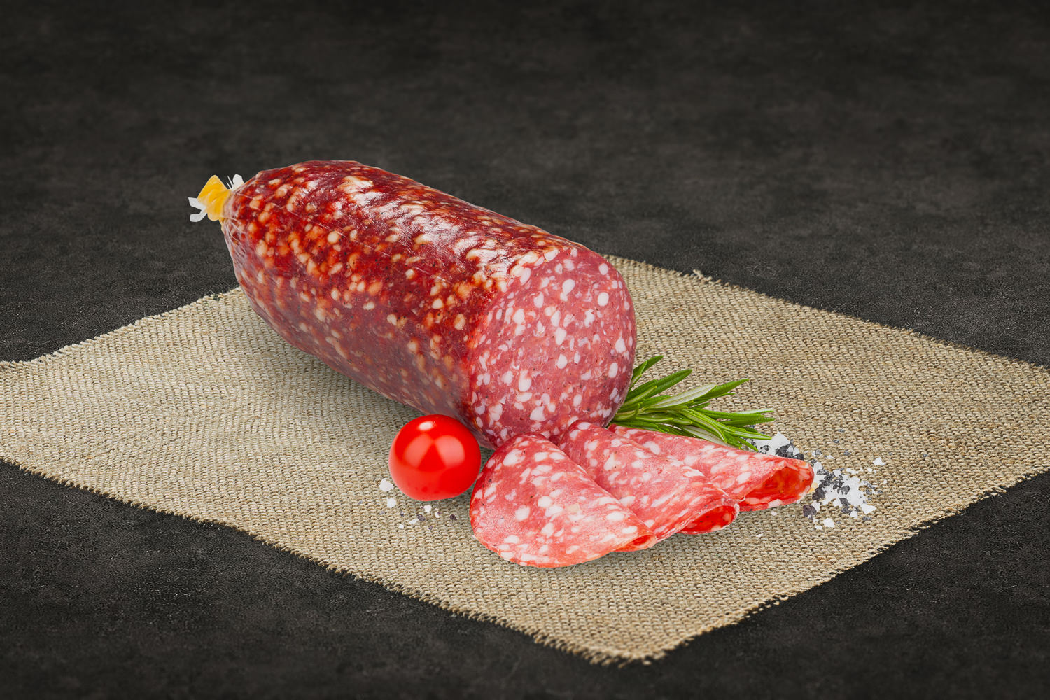 Luftgetrocknete Siliana Salami geschnitten – Premium Wurst aus der Oberpfalz Ein frisch gegrillter Leberkäse in knuspriger Brötchenhälfte, serviert auf rustikalem Holzbrett; im Hintergrund Dekoelemente wie Gewürze, Zwiebeln und ein Bierglas – deftiger Snack aus der bayerischen Küche, ideal für Streetfood oder Imbiss.