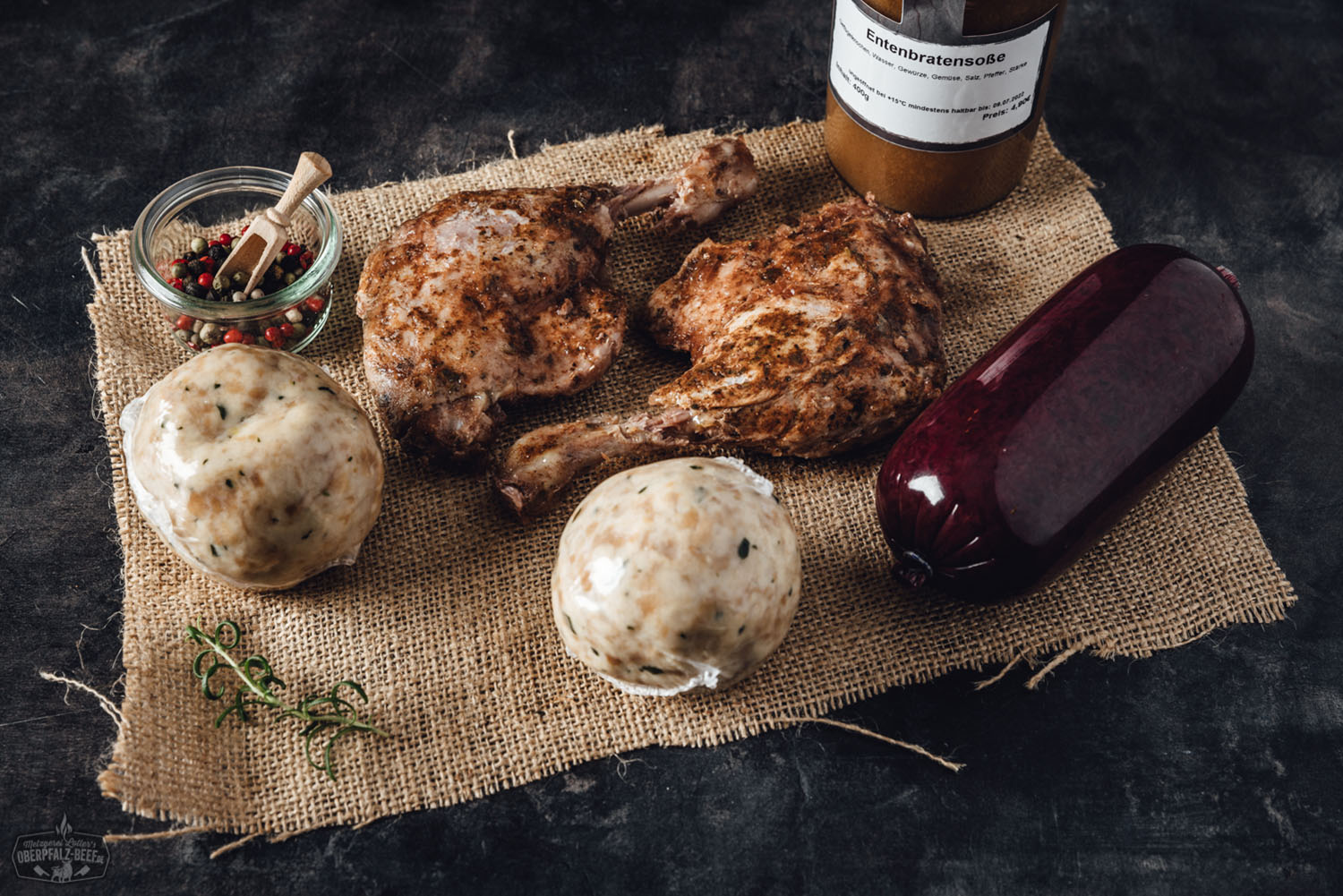 Oberpfälzer Entenbox mit knuspriger Entenkeule auf Holztisch – Frisches Fleisch online bestellen Oberpfälzer Entenbox mit saftigen Entenkeulen auf einem Holztisch – hochwertiges Fleischprodukt aus der Oberpfalz, Deutschland.