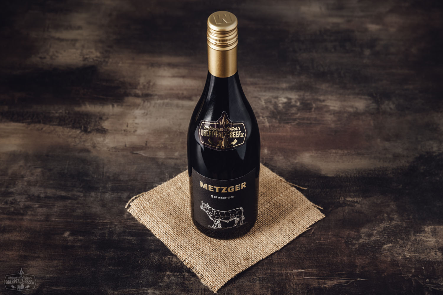 Roter BeefBuddy Grill auf grünem Rasen mit präzisem Thermometer und robustem Deckel. Perfekt für BBQ Liebhaber und Outdoor-Kochabenteuer. Ideal für gleichmäßige Hitzeverteilung und saftige Grillresultate.