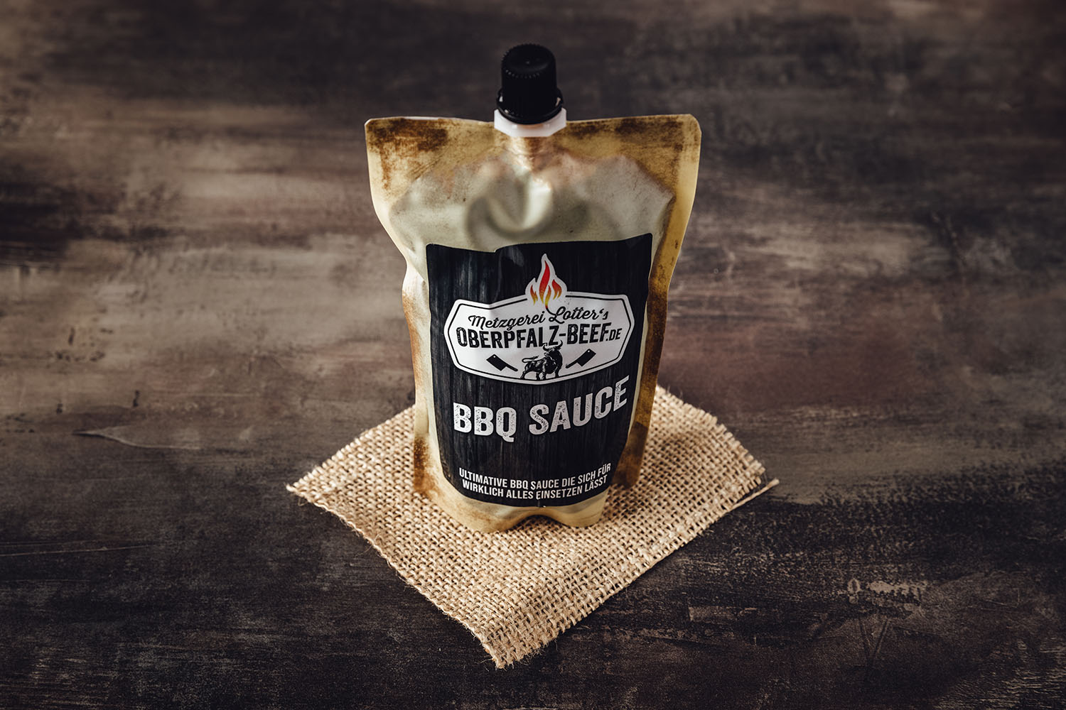 Oberpfalz Beef BBQ Sauce – Würzige Grillsoße im Glas für echten BBQ-Geschmack Oberpfalz Beef BBQ Soße in einer Glasflasche mit Holzkorken, umgeben von frischen Zutaten und Gewürzen, perfekt für Grillabende.