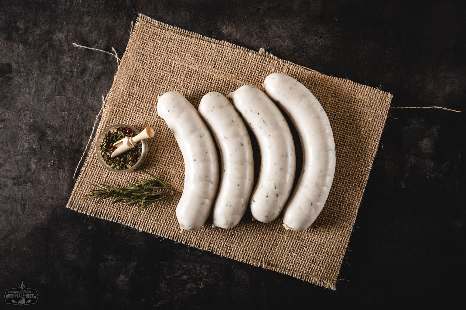 Traditionelle bayerische Weißwürste mit Senf und Brezel auf Holzteller Frisch zubereitete Weißwürste in einem hellen Keramikteller, serviert mit süßem Senf und Brezn auf einem rustikalen Holztisch – traditionelle bayerische Spezialität in appetitlicher Präsentation.