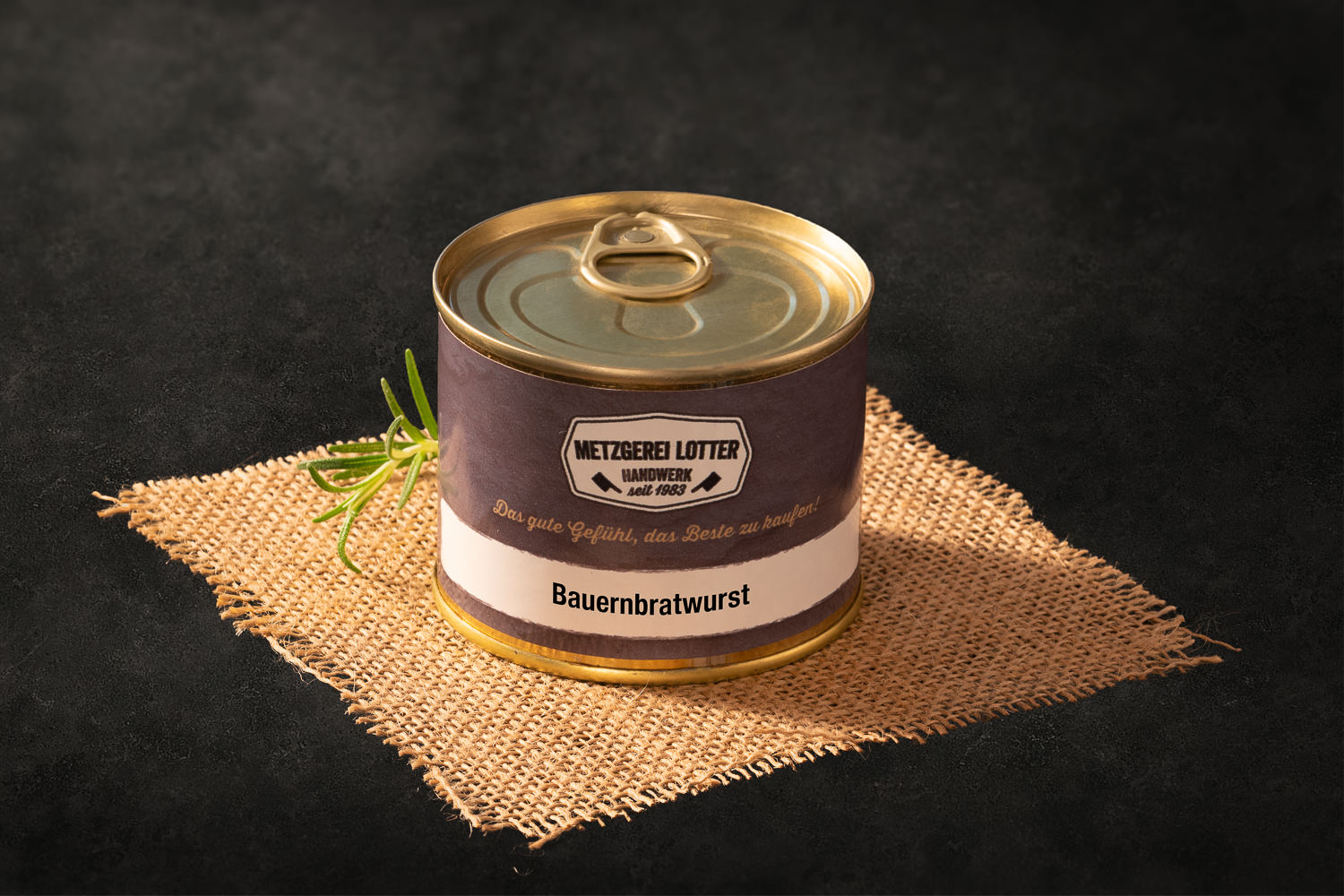 Geöffnete Konservendose mit zwei gebrühten Bauernbratwürsten in heller Brühe, auf hellem Holzuntergrund stehend; traditionelles bayerisches Wurstprodukt in hochwertiger Fleischqualität von Oberpfalz-Beef.