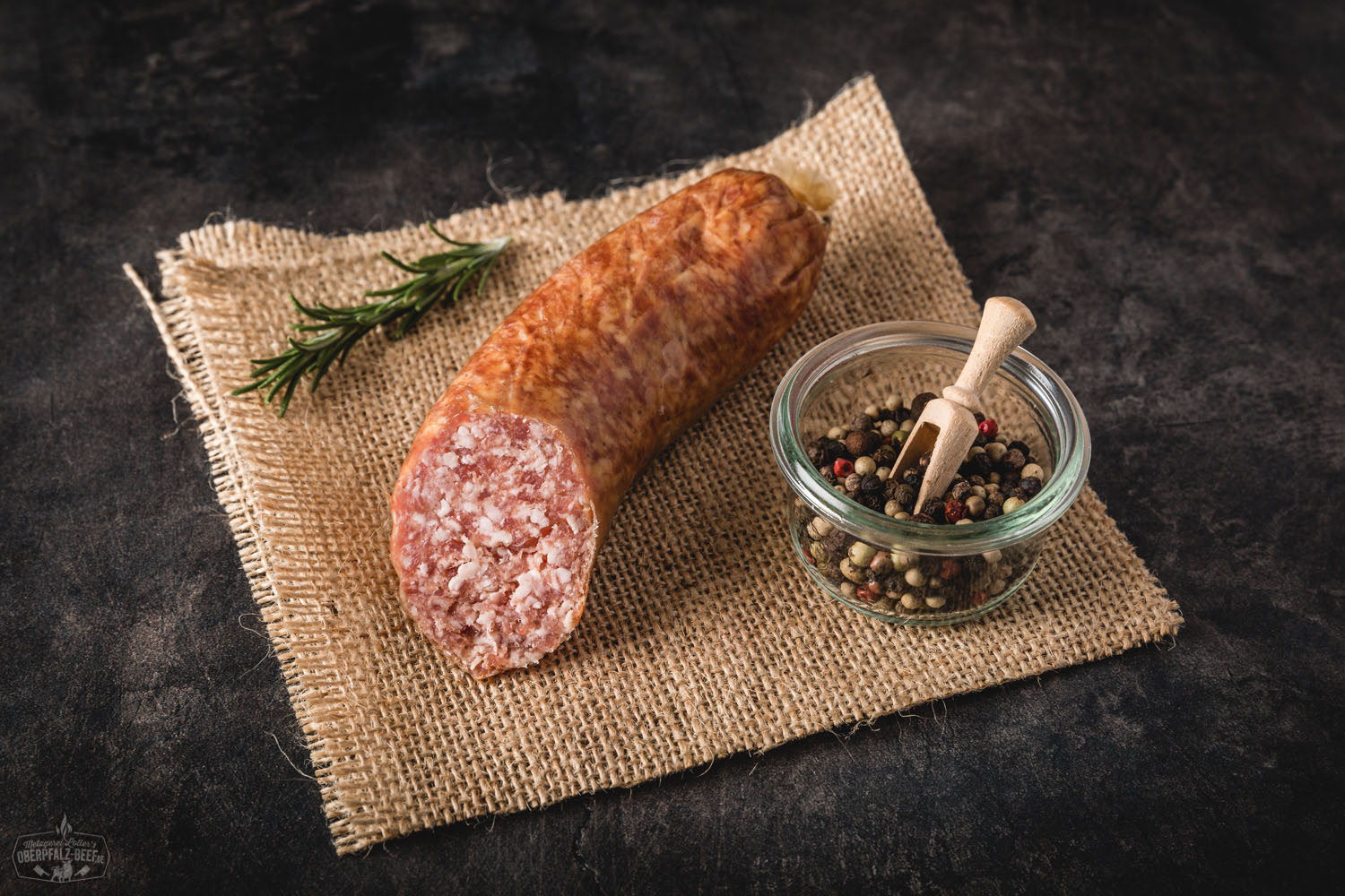 Grobe Mettwurst als Portionswurst aus der Oberpfalz – traditionell geräuchert Grobe Mettwurst Portionswurst auf hellem Hintergrund, Oberpfalz Beef Spezialität, aromatisch und rustikal, ideal für Brotzeittisch