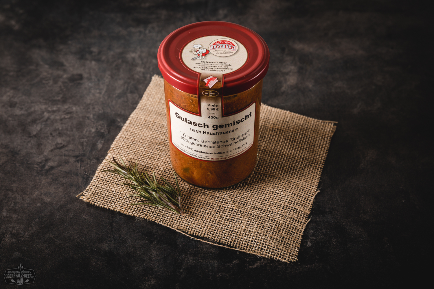 Ein Glas mit gemischtem Gulasch aus der Oberpfalz, enthaltend saftige Fleischstücke in würziger Sauce, perfekt für eine traditionelle bayerische Mahlzeit, abgebildet auf hellgrauem Hintergrund.