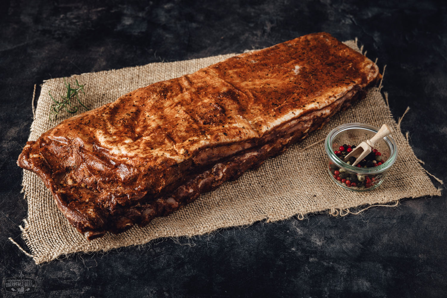 Sous-vide gegarte St. Louis Cut Schweinerippchen – zart & saftig Sous-vide gegarte St. Louis Cut Ribs vom Schwein, saftig und perfekt gegart, auf einem Holzbrett angerichtet, mit rauchiger BBQ-Kruste, begleitet von frischen Kräutern und Grillbeilagen – ideal für BBQ-Liebhaber und Grillfans.