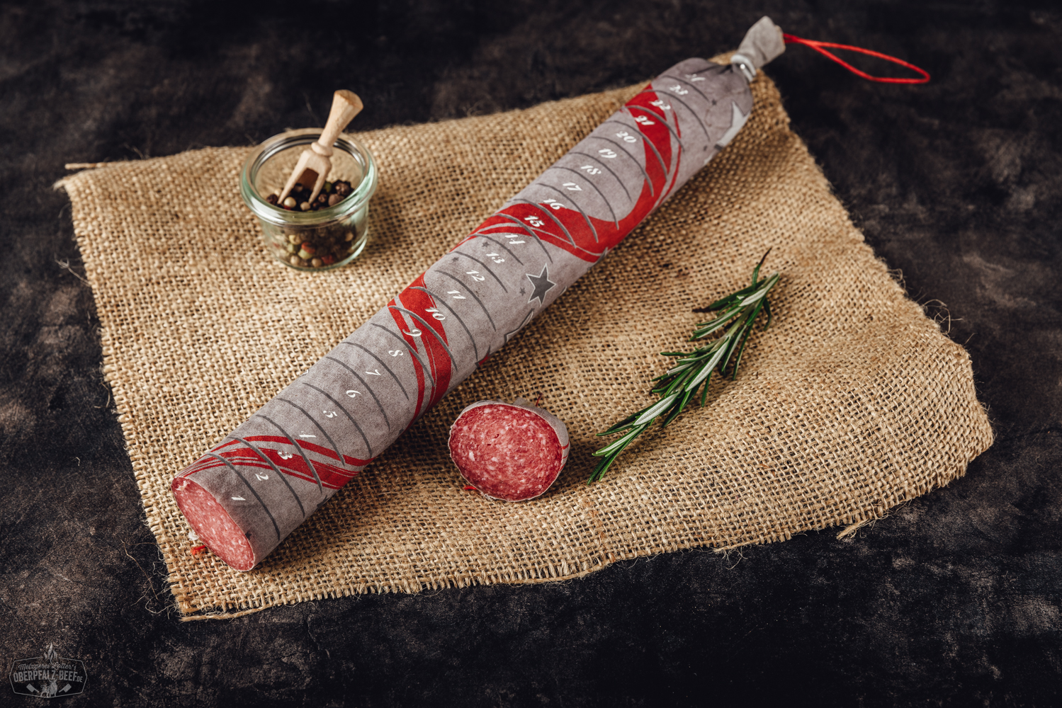 Adventskalender mit 24 Scheiben Salami – Feinkost Genuss für die Weihnachtszeit Adventskalender mit 24 durchnummerierten Scheiben Premium-Salami, einzeln verpackt in transparenter Kunststoffbox mit festlichem Design – ideal als weihnachtliches Geschenk für Feinschmecker und Wurstliebhaber.