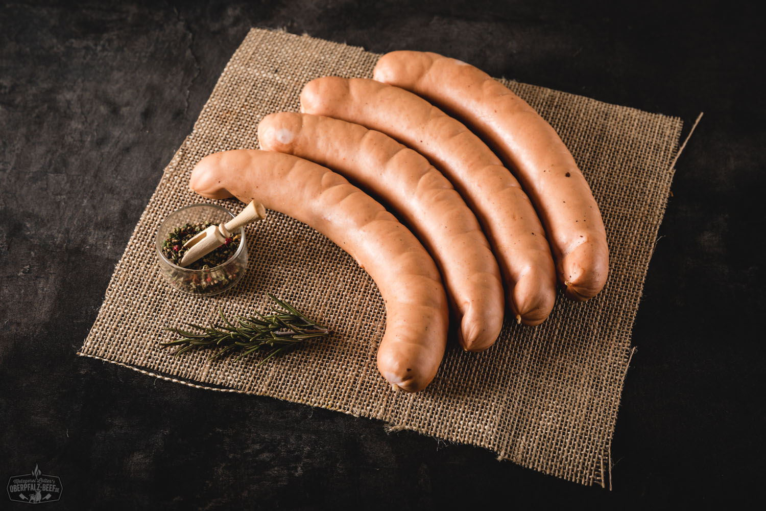 Currywurst mit Bockwurst – deftige Wurstspezialität mit Sauce Ein Teller mit gebratener Currywurst, garniert mit Currypulver und Soße, serviert in einem traditionellen Currywurst-Stand. Im Hintergrund sind Senf und Ketchup-Flaschen zu sehen, typisch für deutsche Imbissbuden.