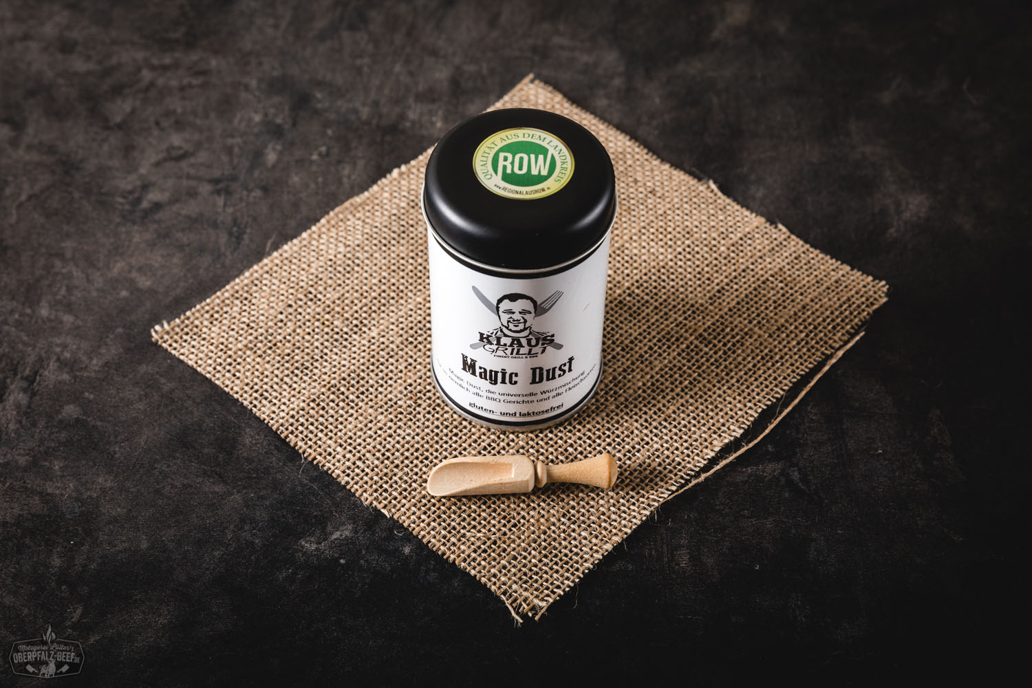 Klaus grillt Magic Dust Gewürzmischung im praktischen Streuer auf weißem Hintergrund.