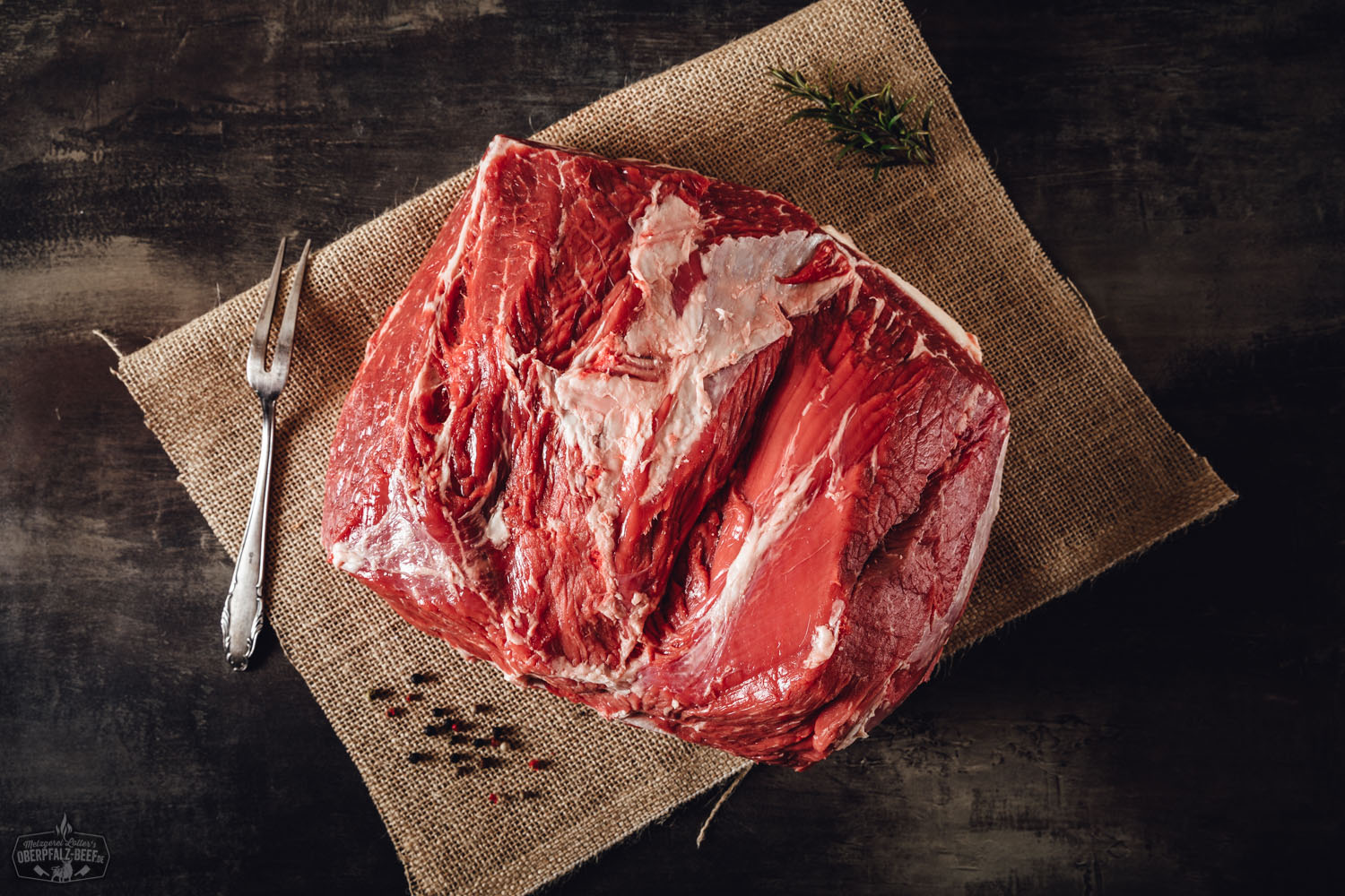 Rinderbraten aus der Hüfte vom Oberpfalz-Rind, gegart und saftig aufgeschnitten, serviert auf einem weißen Teller mit Bratensauce – traditionelles Fleischgericht mit regionalem Ursprung in Bayern.