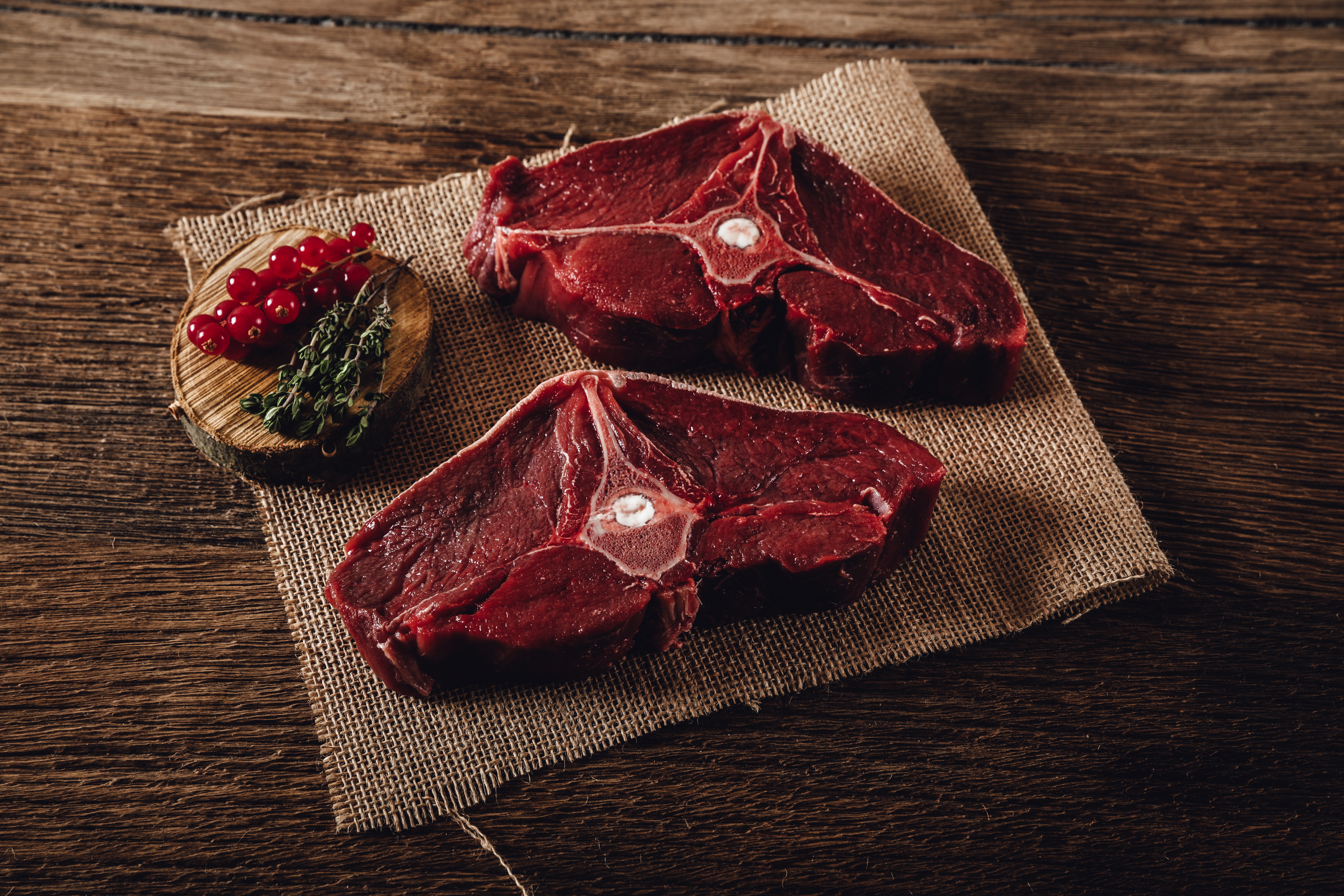 Oberpfalz Beef Wild - Hochwertiges Premiumfleisch aus nachhaltiger Jagd Bild von Wildbret: Frisch geschnittenes, rohes Wildbret in Nahaufnahme mit einem satten, tiefroten Farbton, das die Qualität und Frische des hochwertigen Oberpfalz-Wildfleisches unterstreicht.