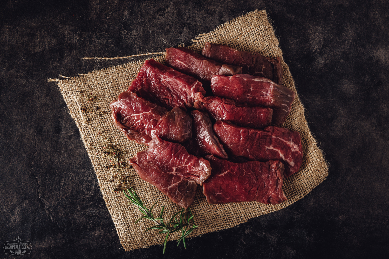 Handgeschnittenes Rinderhüftfleisch für Raclette – Premiumqualität aus der Oberpfalz Raclette-Fleisch vom Rind: Handgeschnittene, zarte Rinderhüfte auf schwarzem Teller angerichtet – saftig marmoriert, ideal portioniert für Raclette oder Grill. Hochwertiges Beef, frisch und nachhaltig aus der Oberpfalz.