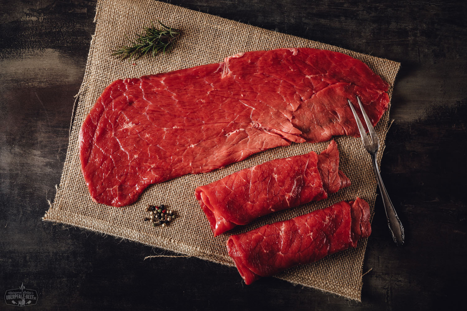 Geschnittene Rouladen vom Oberpfalz-Rind – Frisches Rindfleisch in Premiumqualität Aufgeschnittene Rinderrouladen vom Oberpfalz-Rind auf einem Holzbrett, appetitlich angerichtet mit sichtbarer Fleischstruktur und frischer Marmorierung, ideal für hochwertige Zubereitung von Rindfleischgerichten.