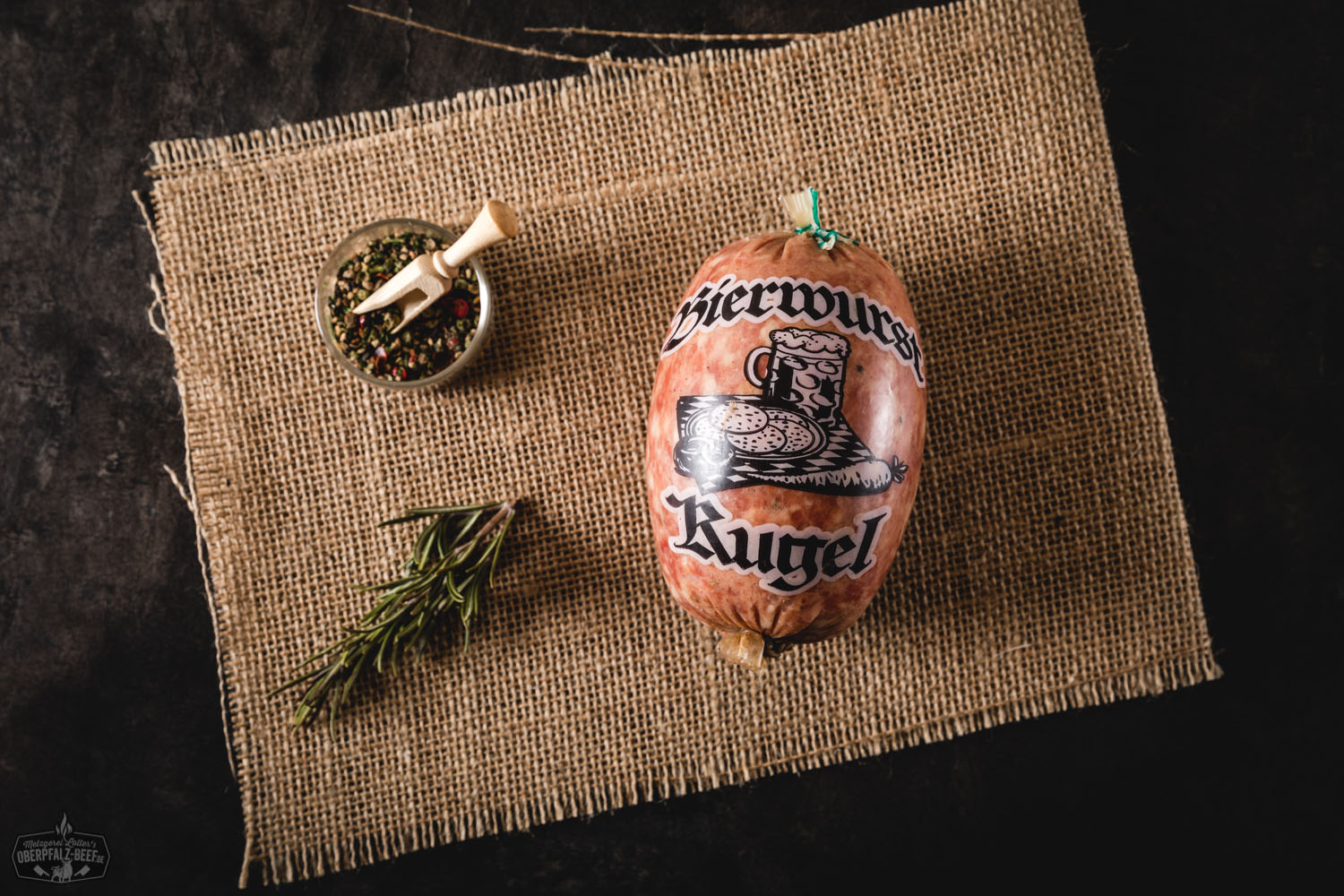 Ein leckerer Teller mit verschiedenen Portionen Göttinger Wurst, dekoriert mit frischer Petersilie, perfekt für Feinschmecker und Wurstliebhaber in der Oberpfalz.