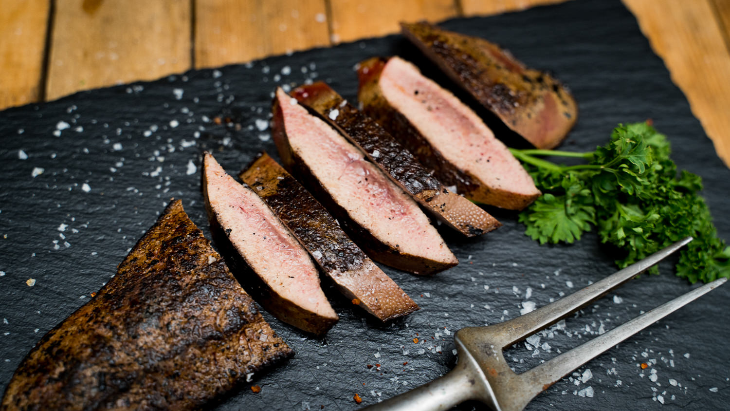 Roh geschnittene Rinderleber vom Oberpfalz-Rind auf dunklem Untergrund, frisch, saftig und tiefrot, angerichtet nebeneinander mit sichtbarer Faserstruktur – hochwertiges regionales Rindfleisch für bewusste Fleischliebhaber.