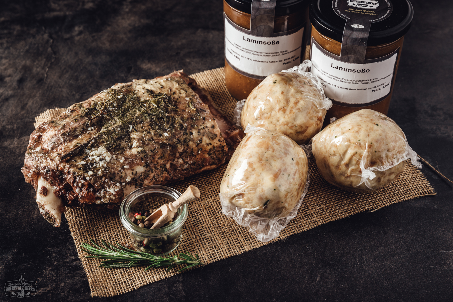 Sous-vide gegarte Lammbox mit zarten Lammscheiben aus der Keule, appetitlich angerichtet auf einem Holzbrett mit frischen Kräutern, grobem Salz und einer rustikalen Beilage – ideal für BBQ und Feinschmeckergerichte.