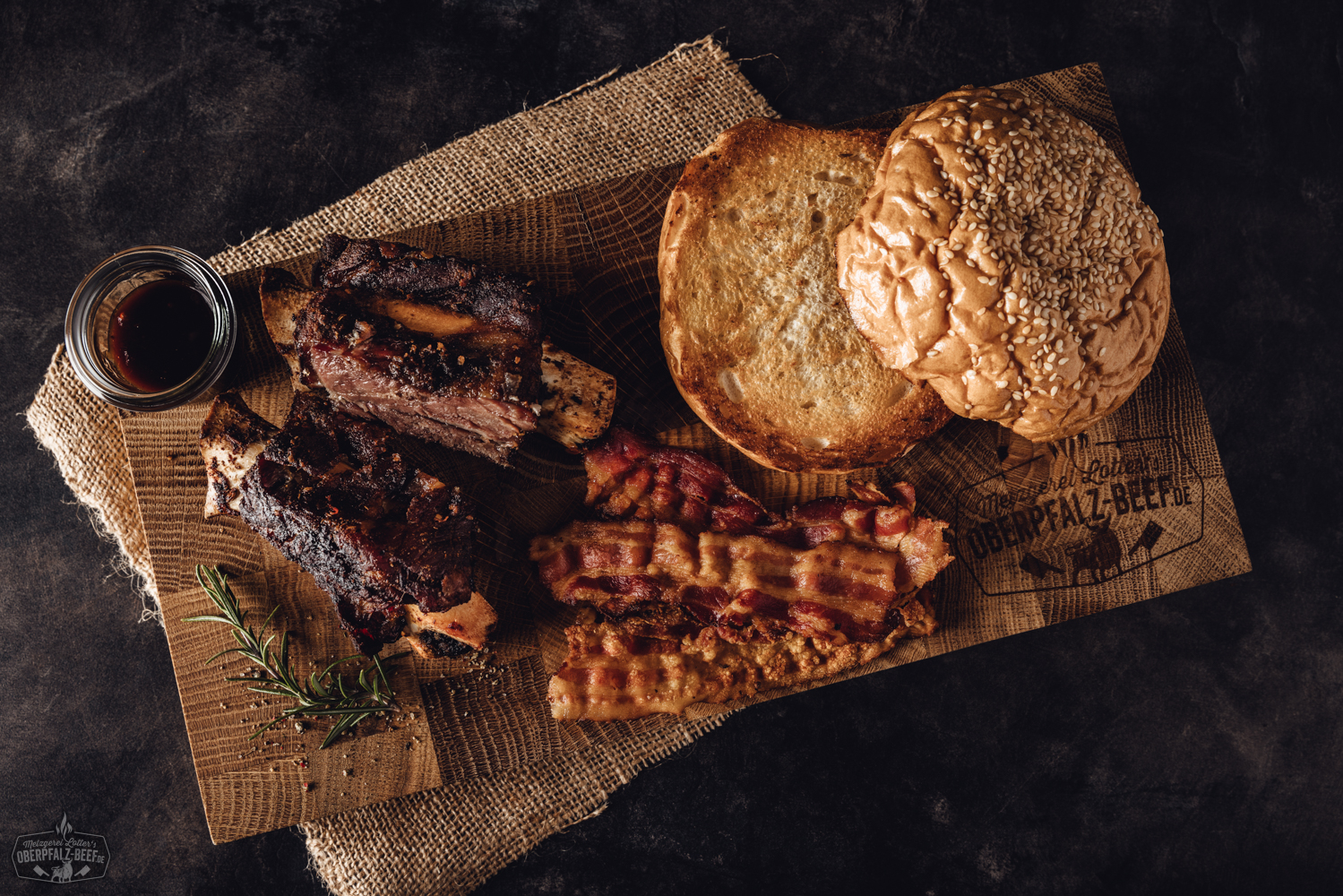 Sous-Vide gegarte Beef Back Ribs vom Oberpfalz-Rind in BBQ-Box – zartes Rindfleisch fertig zum Grillen Sous-vide gegarte Beef Back Ribs vom Oberpfalz-Rind, servierbereit in geöffneter Box, saftig und mit kräftiger BBQ-Würzung – hochwertiges Rindfleischprodukt in Premium-Qualität auf hellem Untergrund, ideal für Grillfans und Fleischliebhaber.