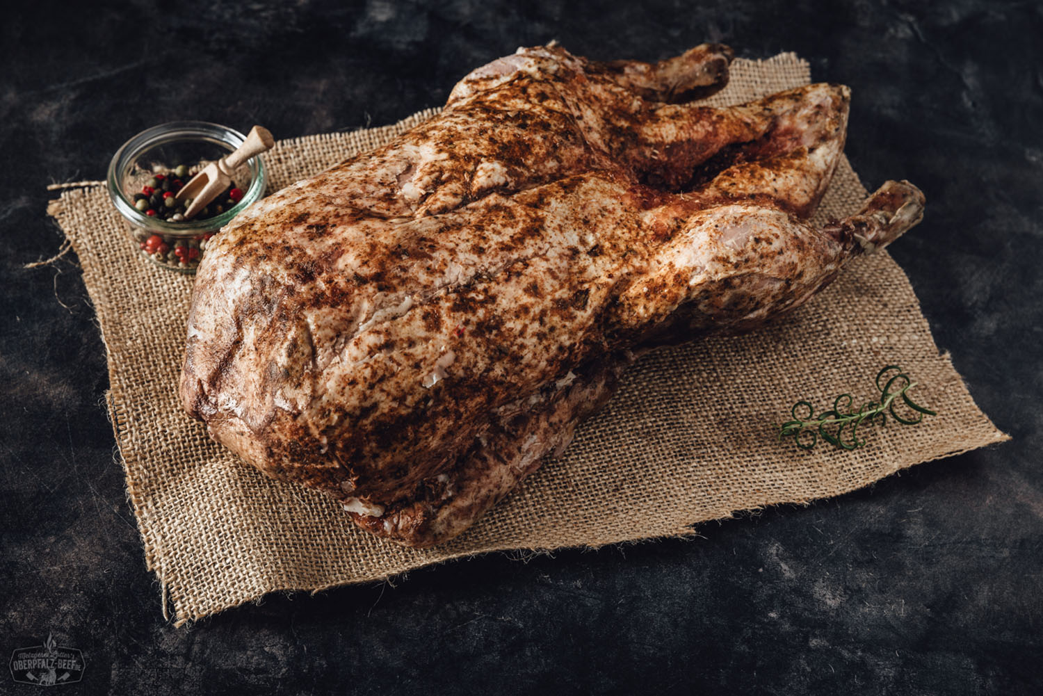 Sous-vide gegarte Oberpfälzer Bauernente im Ganzen – zart & saftig zubereitet Vorgegarte Oberpfälzer Bauernente im Ganzen, sous-vide gegart mit knuspriger, goldbrauner Haut, angerichtet auf einem Holzbrett mit frischen Kräutern – traditionelle bayerische Spezialität, hochwertiges Entengericht für Feinschmecker.