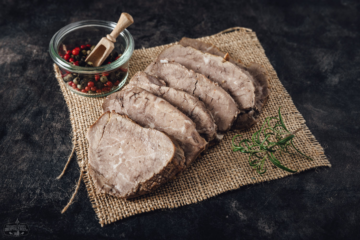 Sous-vide gegarter Rinderbraten vom Oberpfalz-Rind – fertig portioniert und servierfertig Ein Sous-vide vorgegarter Rinderbraten vom Oberpfalz-Rind, frisch, zart und saftig, präsentiert auf einem Teller, perfekt zubereitet für den besonderen Genussmoment.