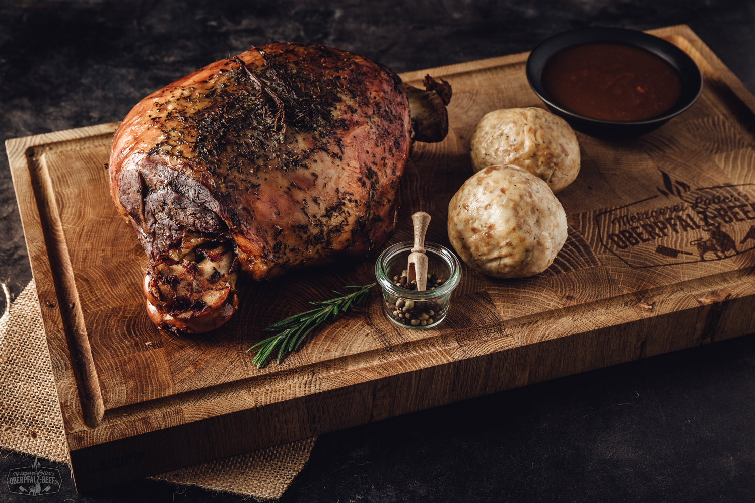 Sous-vide gegarte Lammbox Maxi aus der Keule – zartes Lammfleisch fertig zubereitet Döner-Spieß nach Berliner Art aus zartem Oberpfälzer Kalbfleisch, goldbraun geröstet und am Vertikalgrill drehend; saftig gegartes Fleisch mit knuspriger Oberfläche vor neutralem Hintergrund – traditionelle Dönerzubereitung mit regionalem Premiumfleisch.