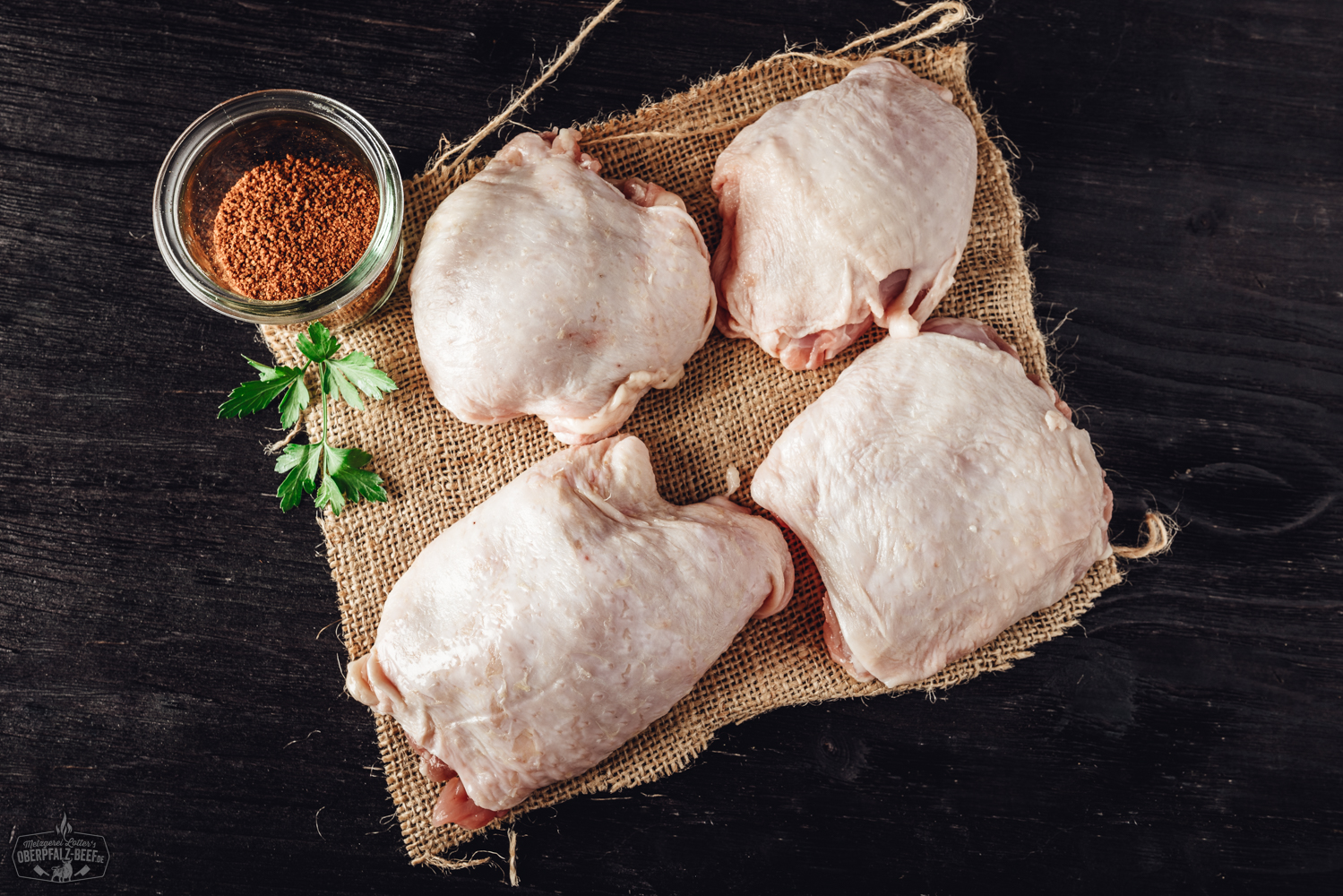 Pollo Fino vom Oberpfälzer Bauernhähnchen – Regionales Geflügelfleisch in Premiumqualität Ein saftiges Pollo Fino Stück vom Oberpfälzer Bauernhähnchen auf einem rustikalen Holzbrett, perfekt für den Grill oder die Pfanne, um ein köstliches und zartes Hähnchengericht zuzubereiten.