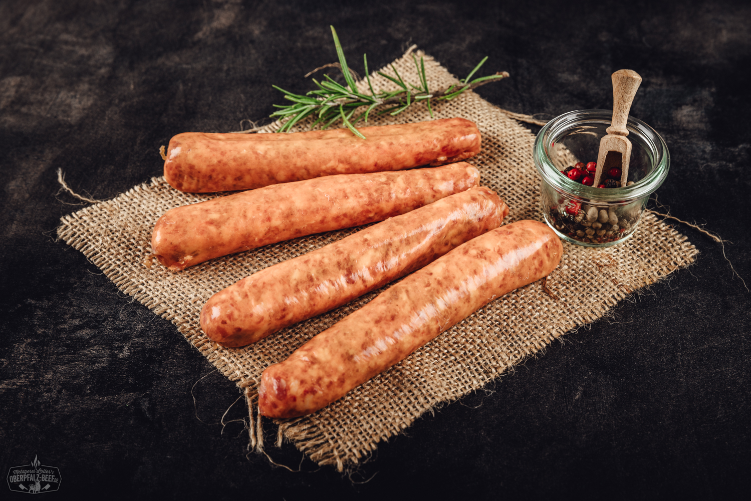 Chili Bratwürste vom Grill – pikante Grillwurst aus Bayern Chilli Bratwürste von Oberpfalz Beef auf einem Grill, saftig und perfekt gebräunt, ideal für sommerliche Grillfeste und pikante Geschmackserlebnisse.