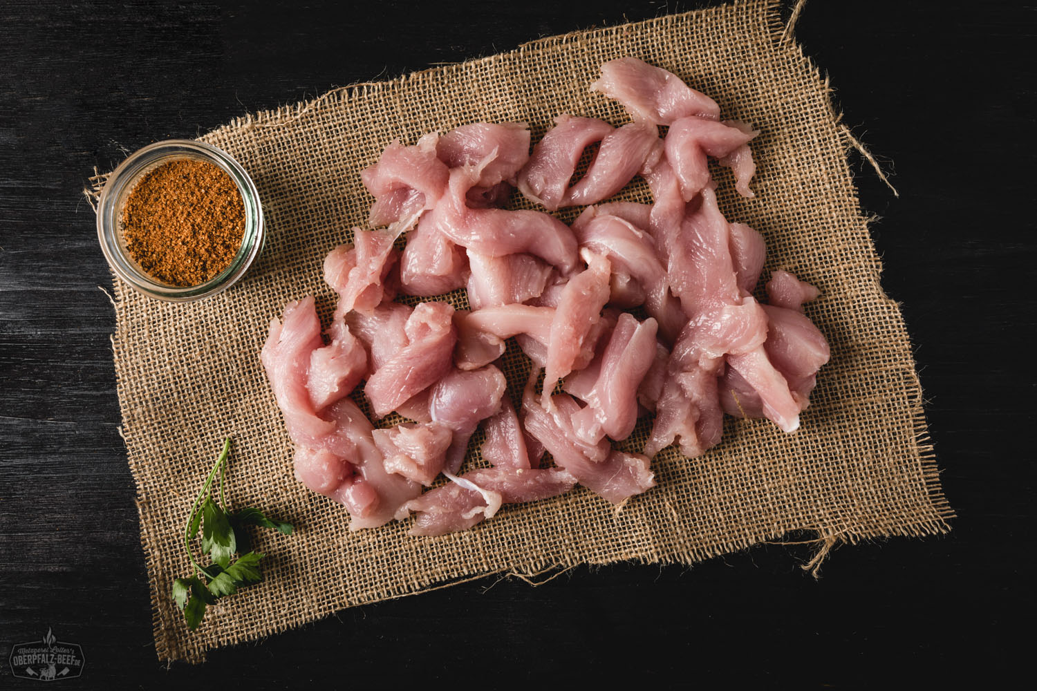 Geschnetzeltes von der Oberpfälzer Bauernpute – handgeschnittenes Putenfleisch für Pfannengerichte Geschnetzeltes von handgeschnittener Oberpfälzer Bauernpute auf weißem Hintergrund
