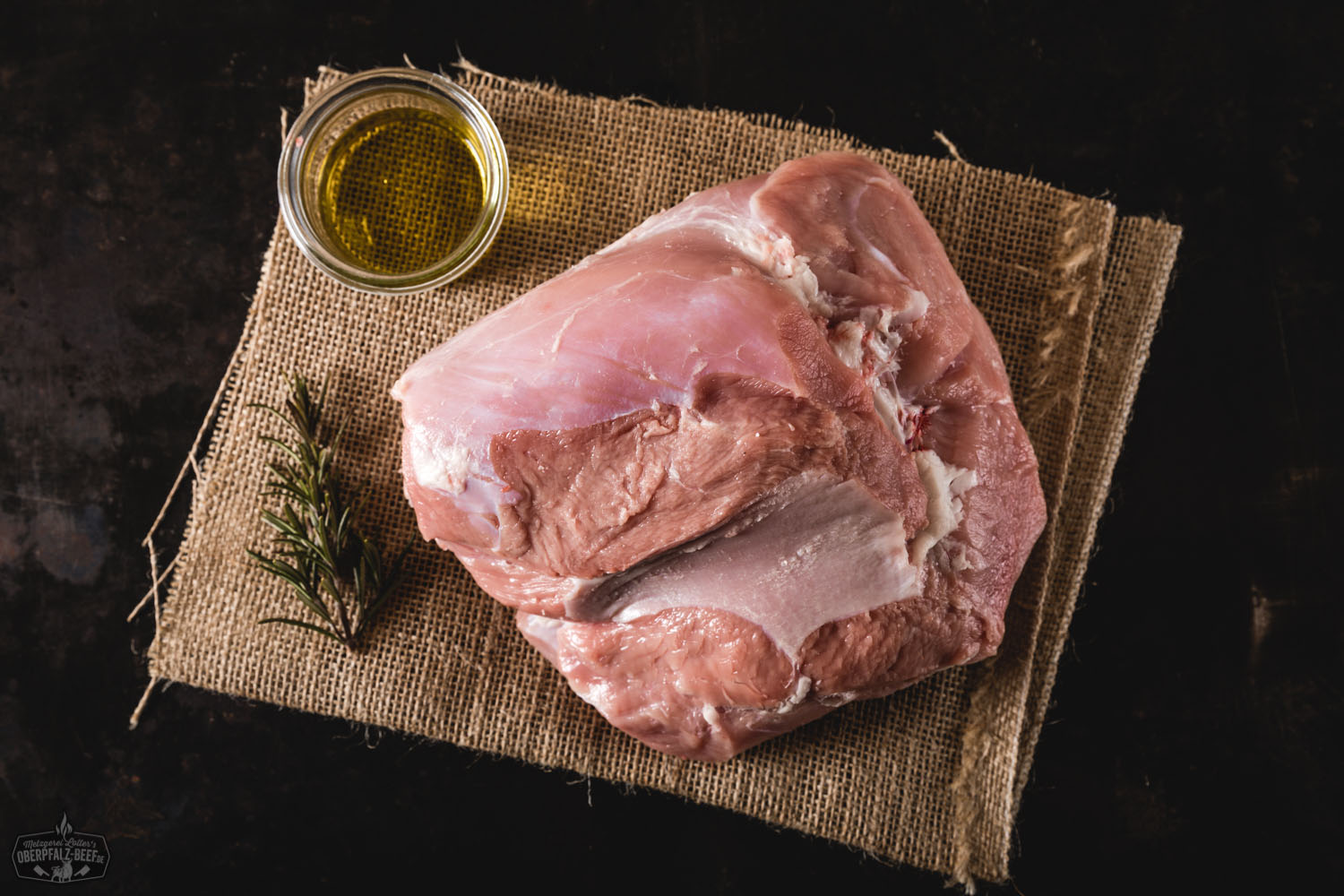 Zwei vakuumverpackte Portionswürste „Zwiebling“ aus Rindfleisch liegen auf einem hellen Untergrund; die Würste sind braun geräuchert, leicht gebogen und auf dem Etikett sind Marke „Oberpfalz Beef“, Herkunft und Zutaten erkennbar.