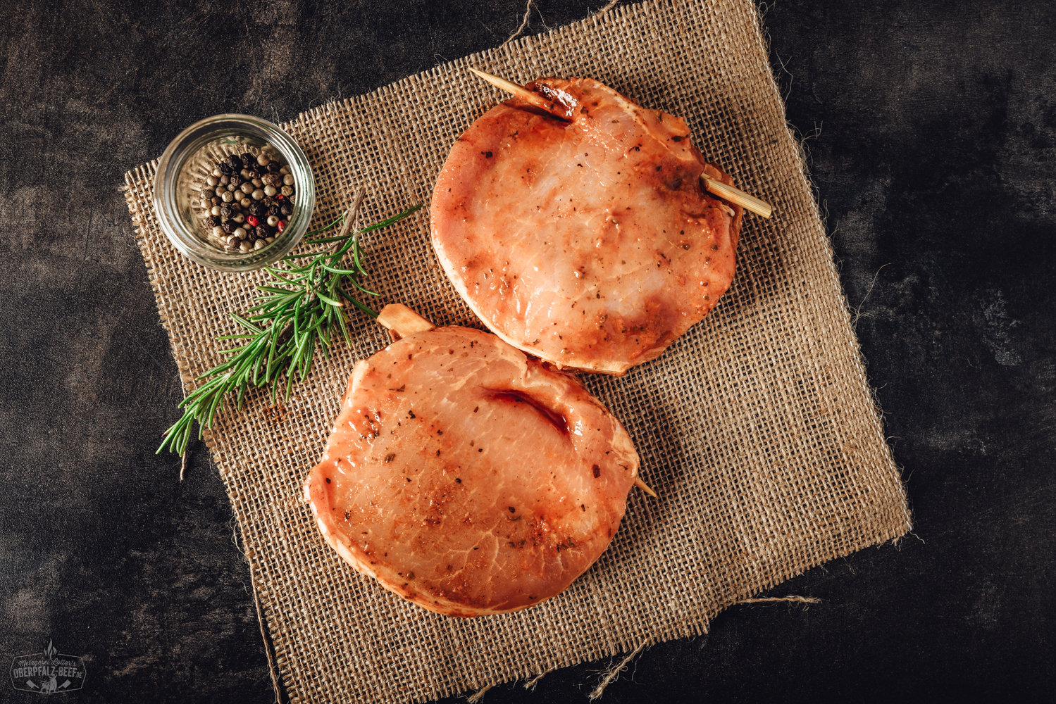 Tomate-Mozzarella-Tasche vom Schweinerücken – Saftiges Grillfleisch gefüllt mit Käse und Tomaten Gegrillte Hirtentasche vom Schweinerücken, goldbraun gebraten und saftig gefüllt mit Kräutern und Gemüse, angerichtet auf einem Holzbrett mit frischen Kräutern; rustikale Präsentation für BBQ oder Fleischliebhaber.
