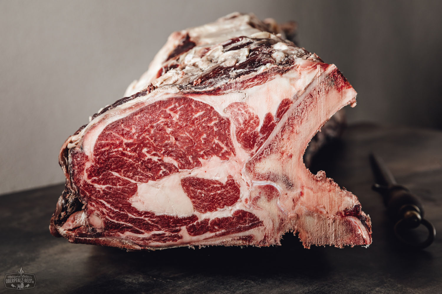 Ganzer Rücken Dry Aged mit Knochen ohne Filet vom Oberpfalz Rind – Hochwertiges Rindfleisch aus der Oberpfalz Ganzer Rinderücken Dry Aged mit Knochen ohne Filet vom Oberpfalz-Rind, perfekt gereiftes und qualitativ hochwertiges Fleisch aus der Oberpfalz, ideal für Steakliebhaber und Grillfreunde.
