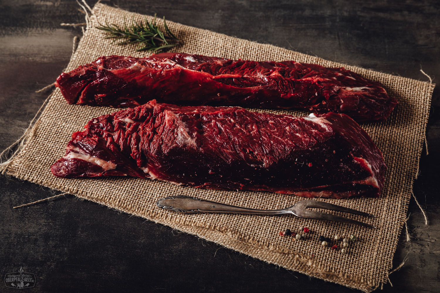 Hanging Tender (Onglet) Wet Aged vom Oberpfalz-Rind – Premium Rindfleisch Qualität Rohes Hanging Tender (Onglet) vom Oberpfalz-Rind, wet-aged gereift, auf dunklem Untergrund präsentiert; gut sichtbare Marmorierung und frische Fleischstruktur, typisch für hochwertiges Premium-Rindfleisch.