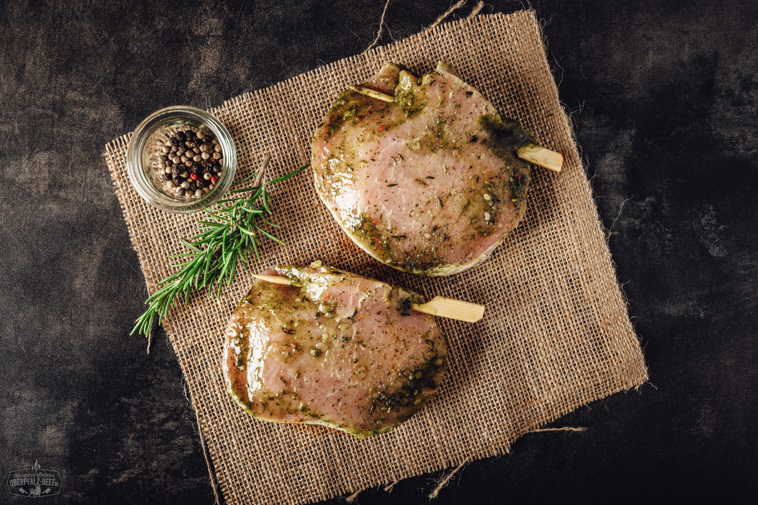 Dallas-Tasche vom Schweinerücken frisch portioniert auf Holzbrett – Premium Schweinefleisch aus der Oberpfalz Foto einer frischen Dallas Tasche vom Schweinerücken, ideal für saftige und zarte Fleischgerichte. Hochwertiges Fleischstück vom Oberpfalz Beef, perfekt für Grillen oder Braten.