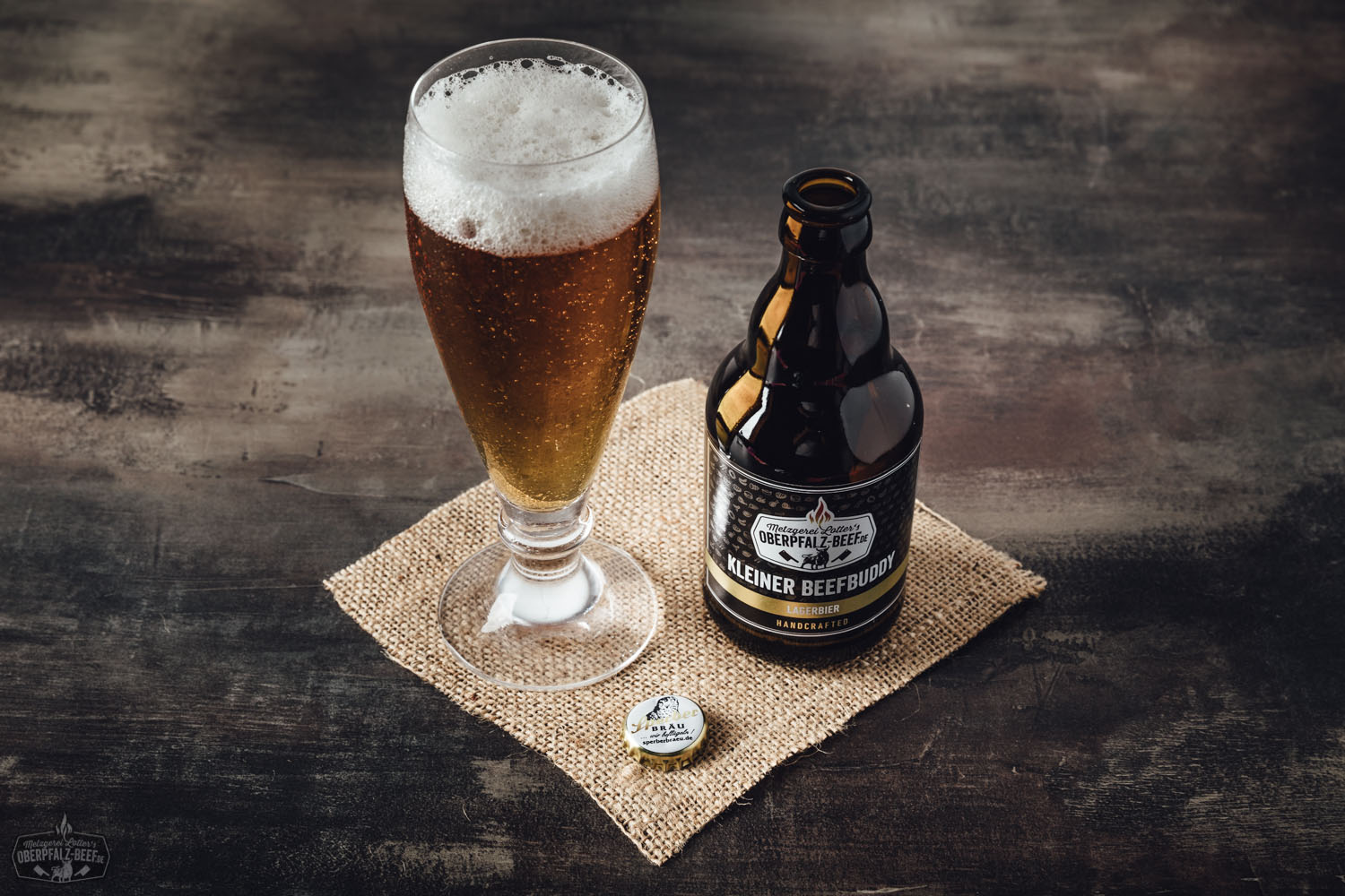 Kleiner Beefbuddy handcrafted Lagerbier Flasche vor neutralem Hintergrund – Oberpfalz Beef Produktabbildung