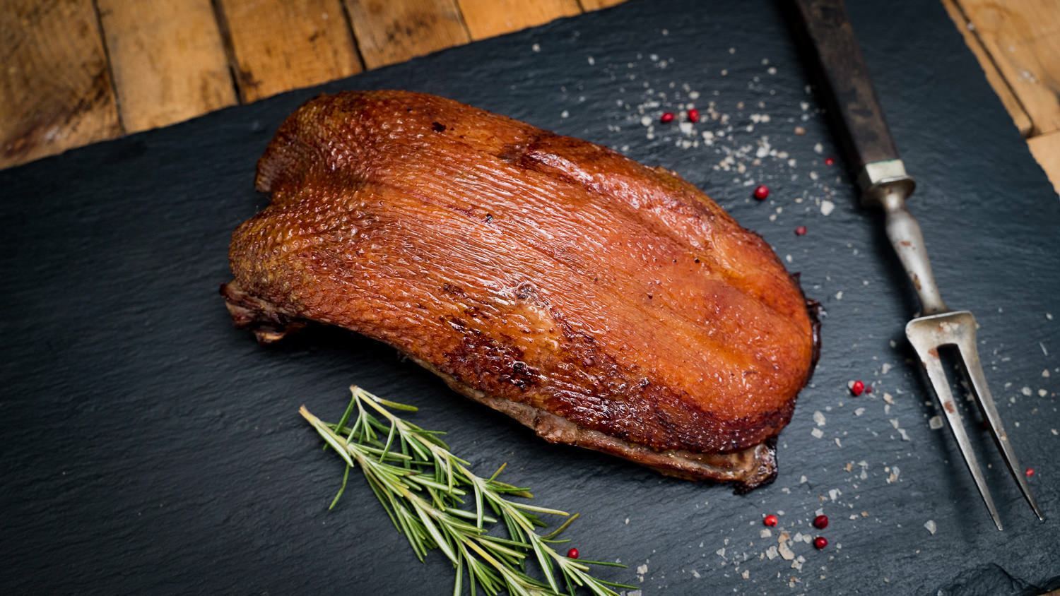 Brustfilet von der Oberpfälzer Bauerngans auf Holzbrett – regionales Geflügelfleisch in Premiumqualität Rohes Brustfilet einer Oberpfälzer Bauerngans auf dunklem Naturstein angerichtet, begleitet von frischen Kräutern, Knoblauch und grobem Meersalz – hochwertige regionale Geflügelspezialität für bewusstes Kochen.