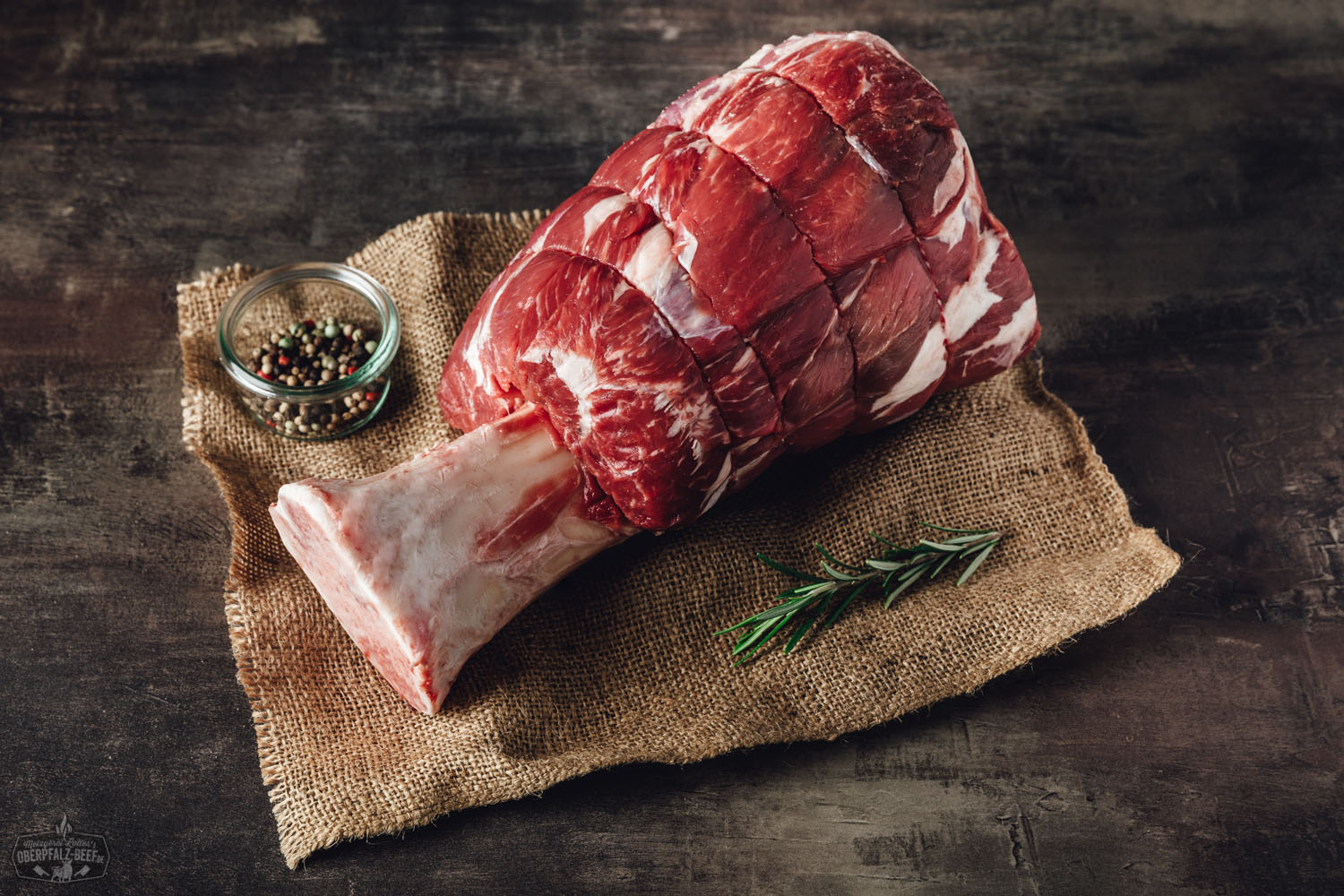 Beefhammer vom Oberpfalz-Rind – Wet Aged Premiumfleisch für BBQ und Grillgenuss Beefhammer Wet Aged vom Oberpfalz Rind, hochwertige Fleischspezialität, perfekt gereiftes Rindfleisch aus der Oberpfalz, ideal für Grill- und Gourmetliebhaber.