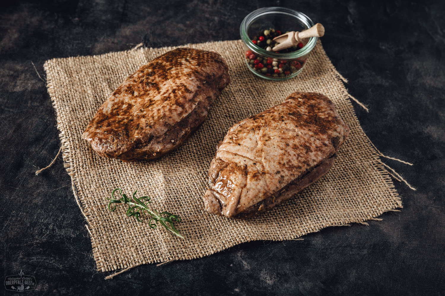 Sous-vide gegarte Oberpfälzer Entenbrust – zart, saftig & perfekt vorgegart Zarte, vorgegarte Oberpfälzer Entenbrust in Scheiben geschnitten, saftig rosa im Inneren, mit krosser Haut, angerichtet auf einem dunklen Teller mit frischen Kräutern – hochwertiges Sous-vide-Fleischgericht aus regionaler Erzeugung.