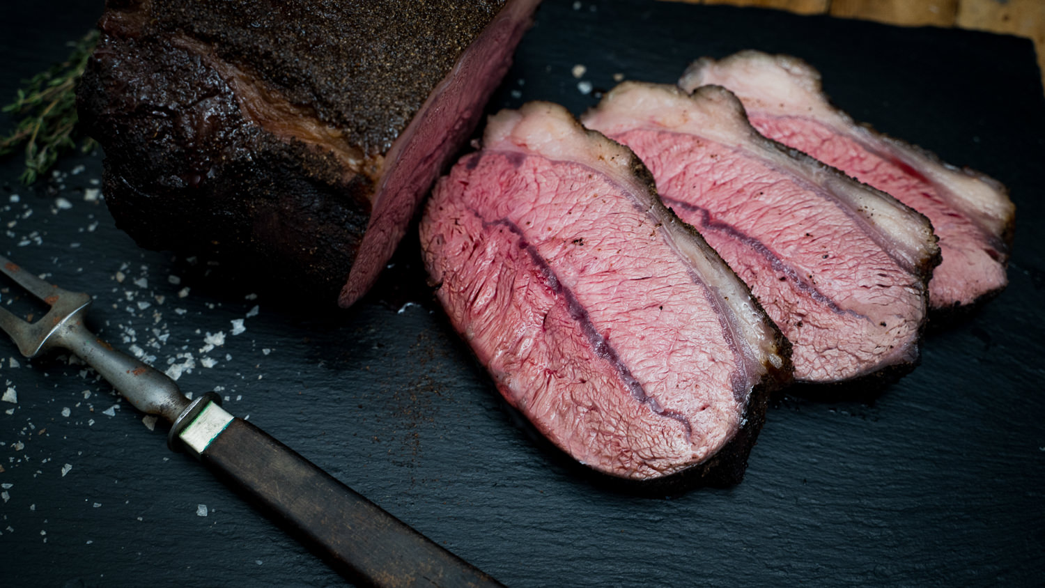 Rinderbraten aus der Blattschulter vom Oberpfalz-Rind – zartes Rindfleisch für traditionellen Genuss Entrecôte-Rib-Eye-Steak vom Oberpfalz-Rind, Wet Aged, roh und ungewürzt, auf dunklem Untergrund inszeniert – gut sichtbare Marmorierung, zarte Fleischstruktur und frischer Zuschnitt, ideal für Grill oder Pfanne.