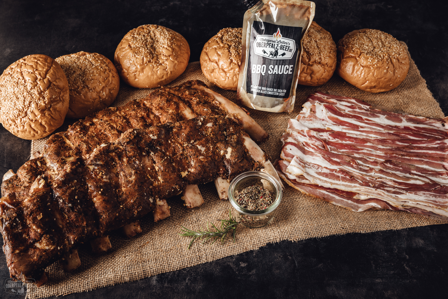 Sous-vide gegarte Beef Back Ribs vom Oberpfalz-Rind, servierbereit in geöffneter Box, saftig und mit kräftiger BBQ-Würzung – hochwertiges Rindfleischprodukt in Premium-Qualität auf hellem Untergrund, ideal für Grillfans und Fleischliebhaber.