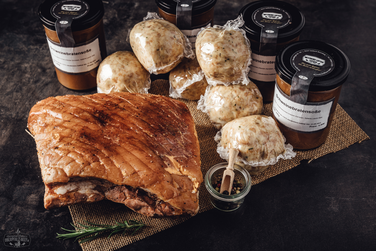 Sous-vide Krustenbratenbox – fertig gegartes Schweinefleisch mit perfekter Kruste Bild einer Sous-vide vorgegarten Krustenbratenbox von Oberpfalz-Beef, präsentiert in einer ansprechenden Verpackung auf dunklem Hintergrund, hervorgehoben durch hochwertige Food-Fotografie.