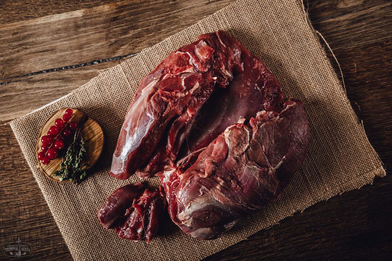 Frisches Rehfleisch ohne Knochen – Keule vom Oberpfälzer Reh auf hellem Untergrund, sorgfältig pariert, mit sichtbarer feiner Marmorierung und hochwertiger Fleischstruktur für Wildgerichte.