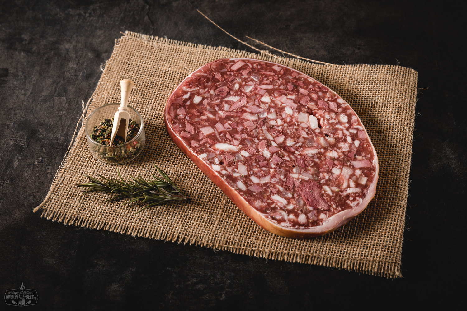 Presssack im Nahaufnahme - Traditioneller Oberpfälzer Wurstspezialität Ein herzhafter Anschnitt eines bayerischen Presssacks, serviert auf einem rustikalen Holzbrett, umgeben von frischen Kräutern – ideal für traditionelle oberpfälzische Fleischgerichte.