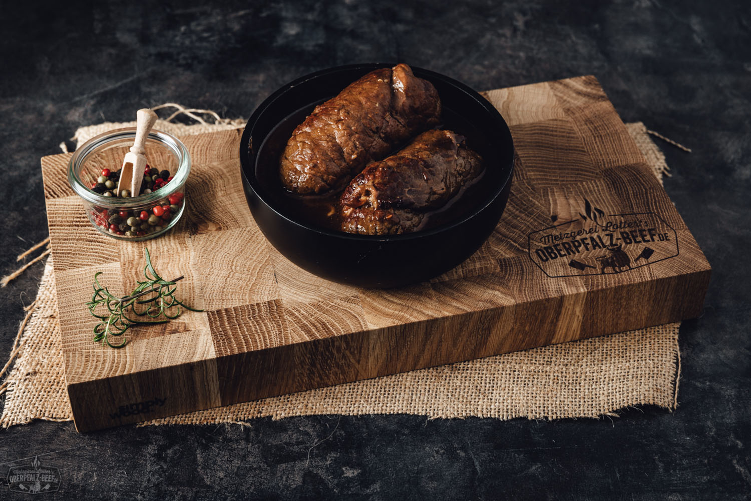 Sous-vide Rinderroulade vom Oberpfalz-Rind – zart gegart und servierfertig Scheibe zart gegarter Rinderroulade vom Oberpfalz-Rind, sous-vide vorgegart, aufgeschnitten und servierfertig angerichtet auf einem hellen Untergrund, erkennbar saftig mit kräftiger Fleischstruktur – hochwertige Fleischdelikatesse aus Bayern.