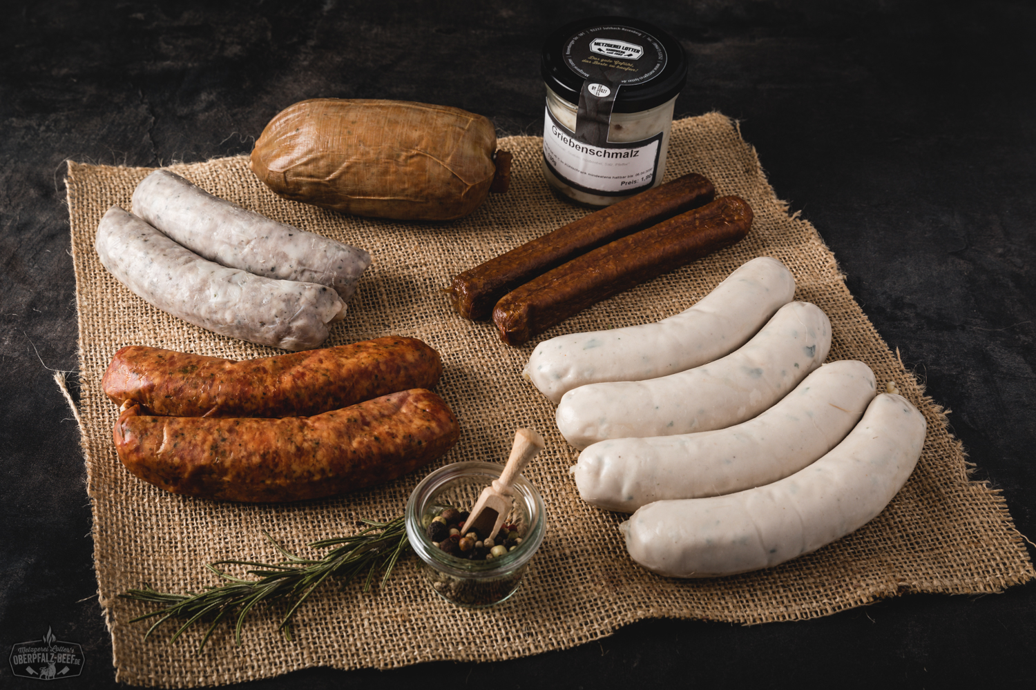 Oktoberfest Schmankerlpaket mit bayerischen Spezialitäten – Oberpfalz Beef Oktoberfest Schmankerl-Paket mit traditionellen bayerischen Spezialitäten und regionalem Oberpfalz Beef, präsentiert auf einem rustikalen Holztisch für authentisches Oktoberfest-Feeling