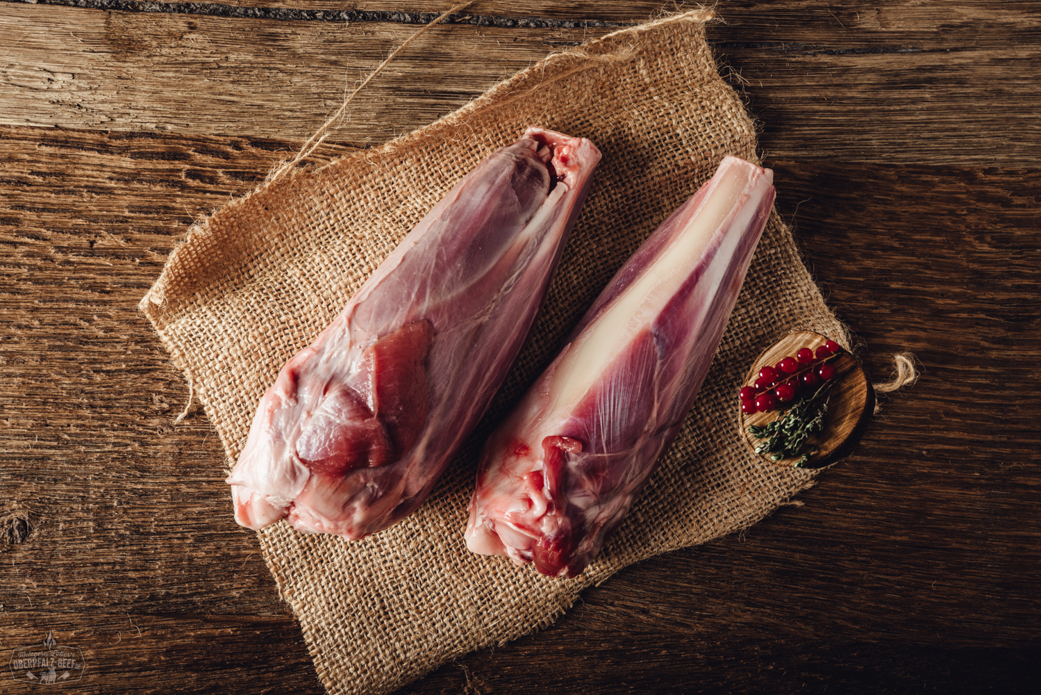 Wildschwein-Haxe aus der Oberpfalz – Zartes Wildfleisch regional genießen Saftiges Stück Schweinerücken – sogenannte Dallas-Tasche – vom Grill, außen knusprig gebräunt, innen zart rosa, serviert auf Holzbrett mit Gewürzen und Kräutern, typisch für Oberpfälzer BBQ.