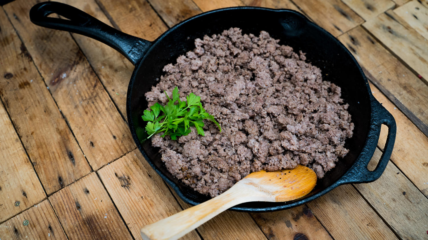 Frisches gemischtes Hackfleisch vom Oberpfalz Rind und Schwein – regional & hochwertig Frisch gemischtes Hackfleisch vom Oberpfälzer Rind und Schwein, roh und saftig, locker auf einem dunklen Holzbrett angerichtet, dekoriert mit Rosmarinzweig, grobem Salz und Pfefferkörnern – hochwertige regionale Fleischspezialität aus Bayern.