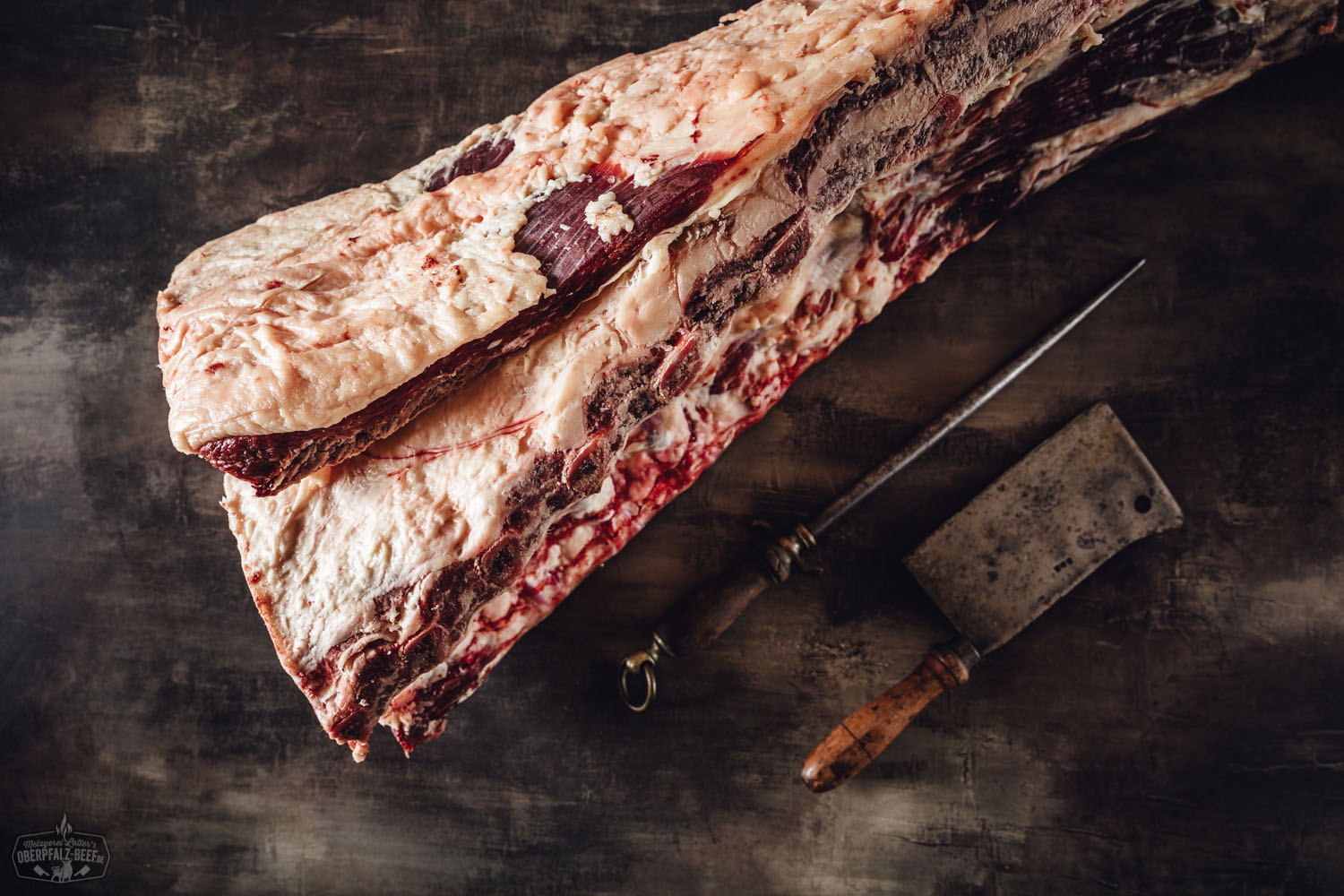 Ganzer Rinderrücken mit Knochen und Filet zum Selbstreifen – Oberpfalz Rind Fleischqualität Ganzer Rinderrücken mit Knochen und Filet vom Oberpfalz-Rind, roh und vakuumiert zum Selbstreifen, auf weißem Hintergrund – hochwertiges Dry-Aged Beef für Fleischliebhaber und Steak-Gourmets.