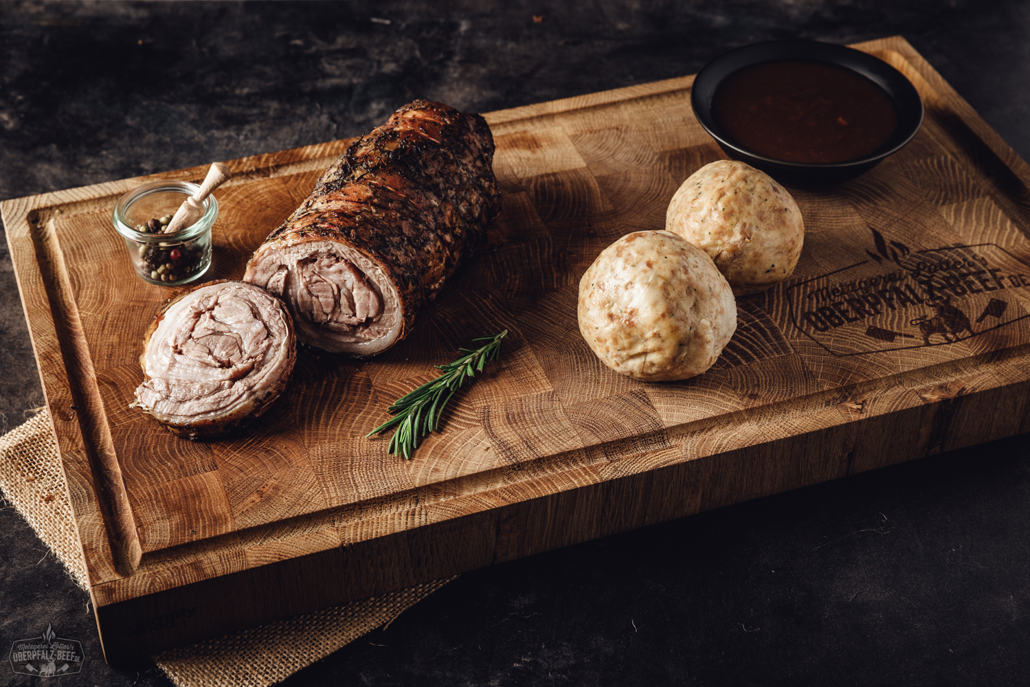 Sous-vide gegarter Lammbox-Rollbraten – zartes Lammfleisch perfekt vorbereitet Roher Schweinebauch ohne Knochen vom Oberpfälzer Landschwein, auf schwarzem Untergrund dekorativ präsentiert, mit sichtbaren Fett- und Fleischschichten – frisches regionales Fleischprodukt für Grillen oder Braten